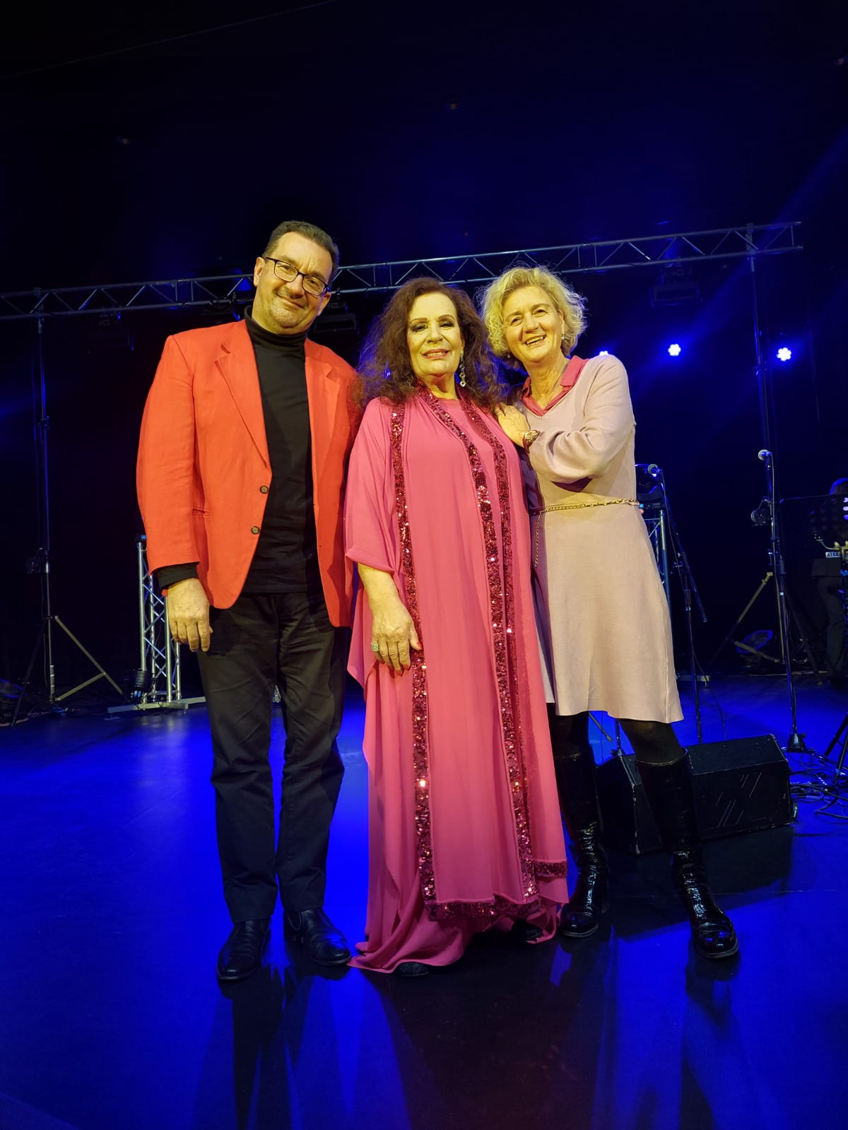 Kud plovi ovaj brod, kud ljude odnosi i da li itko zna što more sprema?